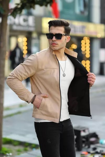 Мужская весенняя куртка из замши с кремовым оттенком