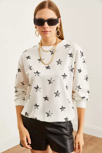 سويت شيرت نسائي أبيض بسيط بملمس ناعم وتفصيل فضفاض 