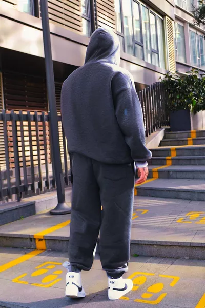 طقم رياضي رجالي شتوي رمادي داكن، ثلاث خيوط، مبطن بالصوف، واسع