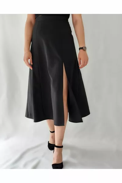 تنورة نسائية سوداء واسعة ذات شق من قماش محاك