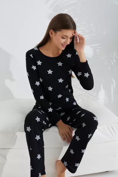 طقم بيجامة قطني بنقشة نجوم سوداء وبيضاء
