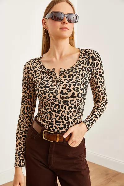 Женская блузка с коротким рукавом из рифленого трикотажа леопардового бежевого цвета 