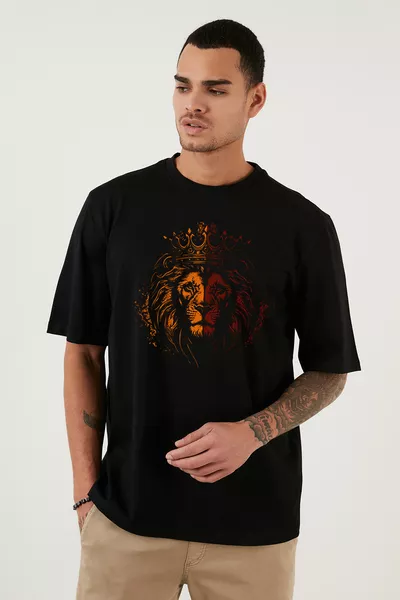 T-shirt Unisex Nera con Design Leone Giallo e Rosso T-shirt Oversize Nera