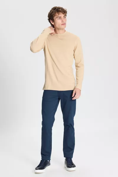 كنزة صوفية رجالية بلون البيج بمقاس عادي وقصّة قياسية وياقة دائرية تحافظ على الدفء