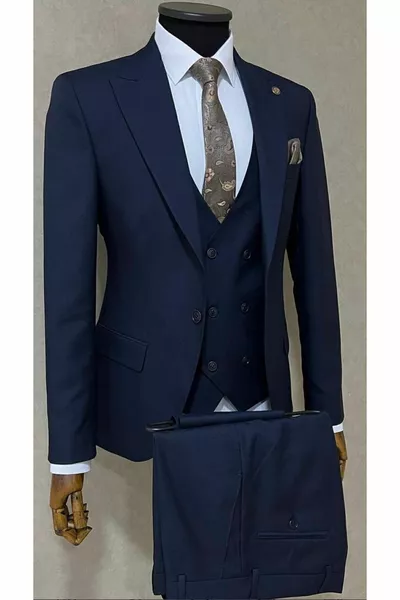 Костюм с тясна кройка