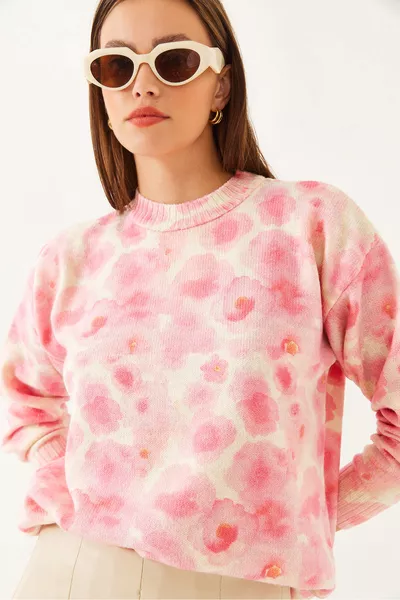 كنزة صوف نسائية مطرزة