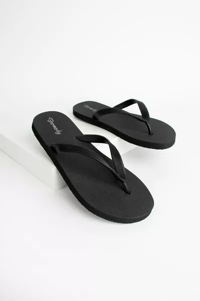 صنادل شاطئ رجالية أساسية باللون الأسود مريحة مع إصبع