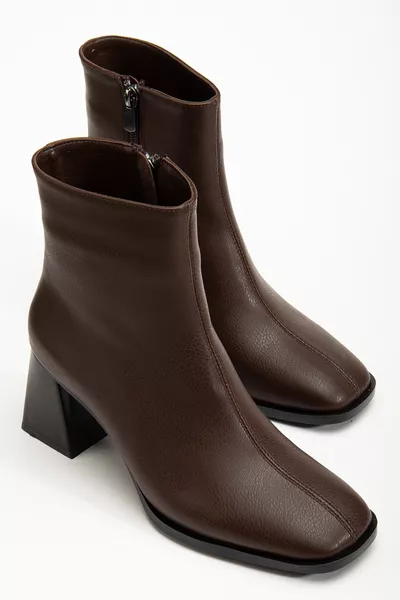 حذاء نسائي بكعب عالٍ أنيق من جلد البقر