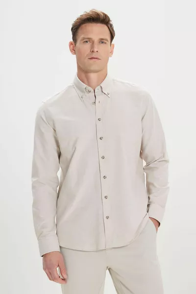 قميص أوكسفورد قطني رجالي بيج بقصة ضيقة و ياقة بأزرار