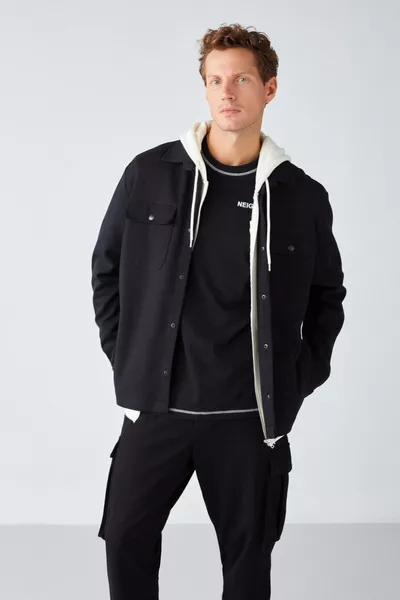 Maze Herren Jacke aus dickem Stoff mit besonderer Struktur, mit Taschen und Druckknöpfen, schwarz