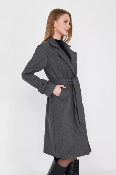 Manteau en drap gris anthracite avec ceinture et boutons / Sevde Ugur