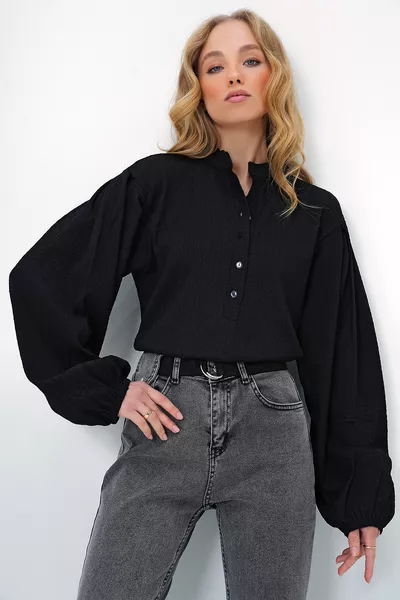 Damen Schwarze Bluse mit Richterkragen, vorderseitigen Knöpfen, Ballonärmeln und strukturiertem Stoff 