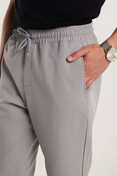 Pantalon de jogging gris pour homme, taille élastique avec cordon, coupe régulière, poches latérales, confortable