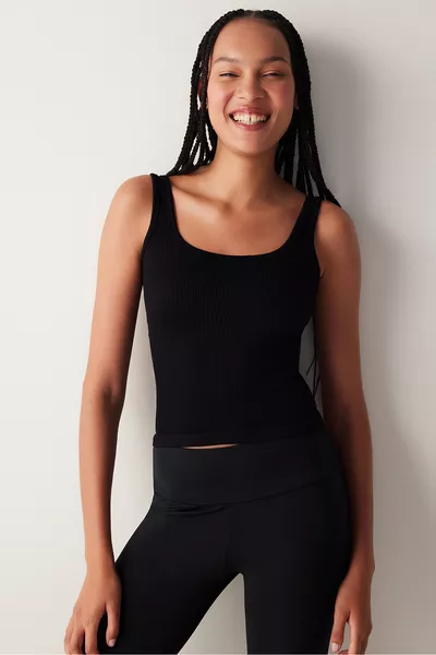 Черна горна част с безшевно квадратно деколте