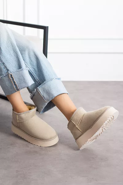 حذاء نسائي قصير بيج من الجلد المدبوغ بفرو داخلي ونعل سميك عالٍ لفصل الشتاء