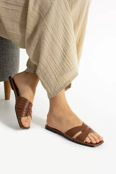 Кафяви дамски чехли за вътрешна и външна употреба