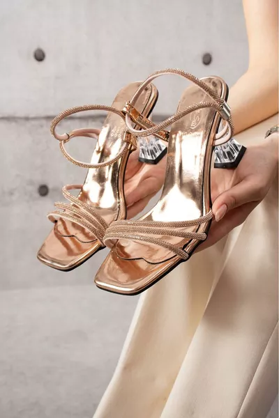 حذاء سهرة نسائي بكعب عالي مزين بالتفاصيل الحجرية