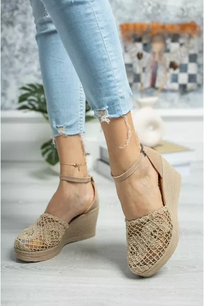 حذاء كعب سميك منفوخ مع جديلة باللون البني المخملي