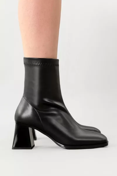 حذاء نسائي أسود بكعب سميك قابل للتمدد