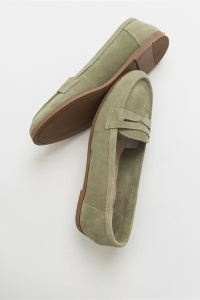 حذاء نسائي لوفر من الجلد الطبيعي السويدى باللون الأخضر الفاتح 