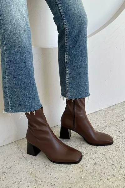 حذاء نسائي تروو بكعب متوسط مع رباط عند المعصم، لون بني