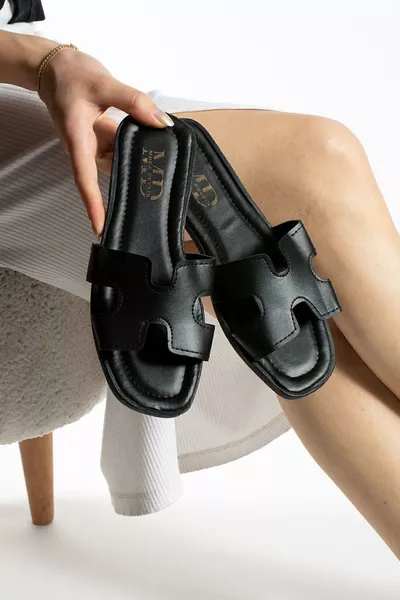 شبشب نسائي أسود مفتوح من الأمام والجانب للمنزل والخارج