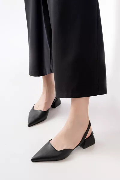 حذاء نسائي من الجلد الأسود المطفي من بلش، بكعب قصير عريض وأصبع مدبب