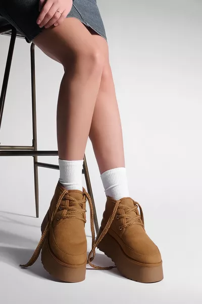 حذاء يومي نسائي ذو نعل سميك داخلي مغطى بالفرو ماريفا بلون تبن والشمواه