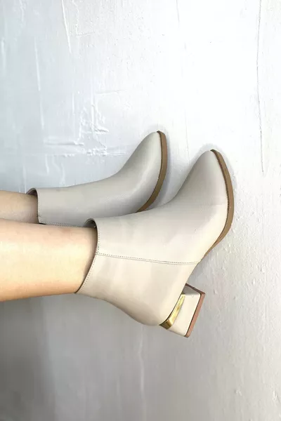 حذاء نسائي يومي أنيق بكعب مربّع مجلفن سُمكه 4 سم باللون الكريم 