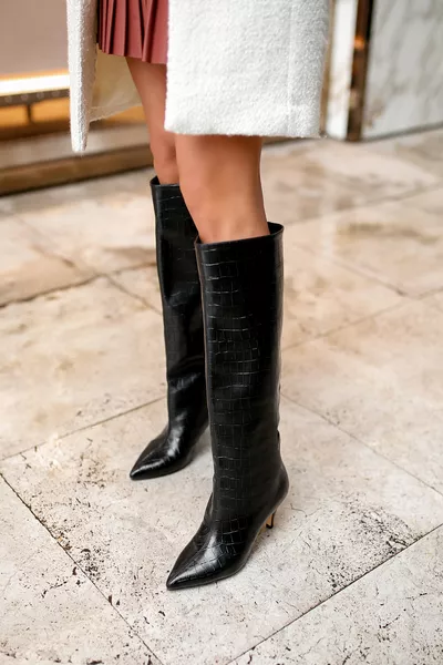 حذاء نسائي بكعب عالٍ أسود