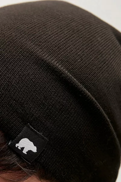 قبعة سوداء بسيطة