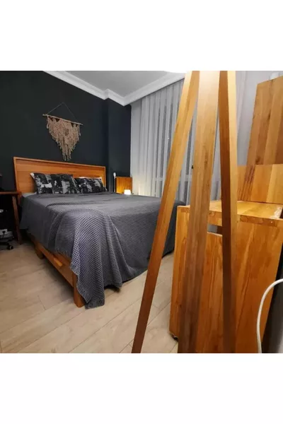 غرفة نوم مصممة خصيصًا بالكامل من الخشب الصلب