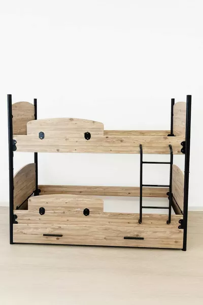 سرير بطابقين مع سلم معدني ودعم لثلاثة أشخاص – خشب طبيعي وتصميم حديث أسود