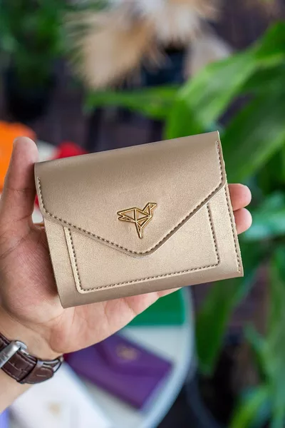 Мини дамски портфейл Colombia от веганска кожа с монетник, прозорче за монети и множество отделения за карти, златист