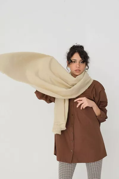 Écharpe châle unisexe beige uni à texture douce