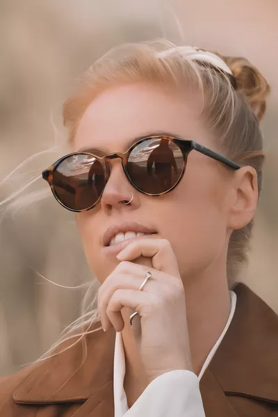 نظارات شمسية بنية فاتحة بنقشة الفهد على شكل بيضاوي عتيقة