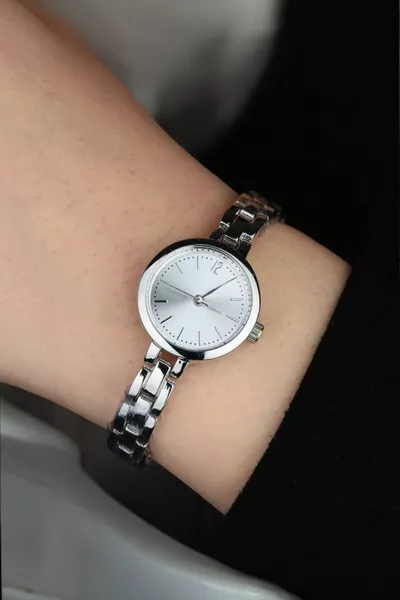 ساعة يد رجالية بسلسلة خاصة باللون الفضي