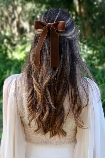 مشبك أوتوماتيكي للنساء بنمط فيونكة من المخمل