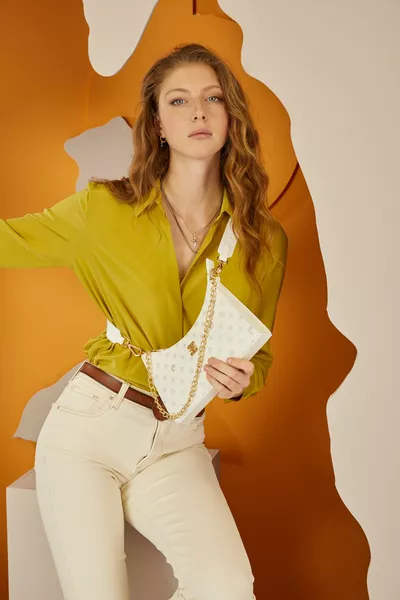 حقيبة كتف نسائية بيضاء بطبعة مونوغرام 