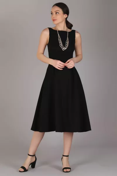 Robe noire à poches plissées détaillées pour femme