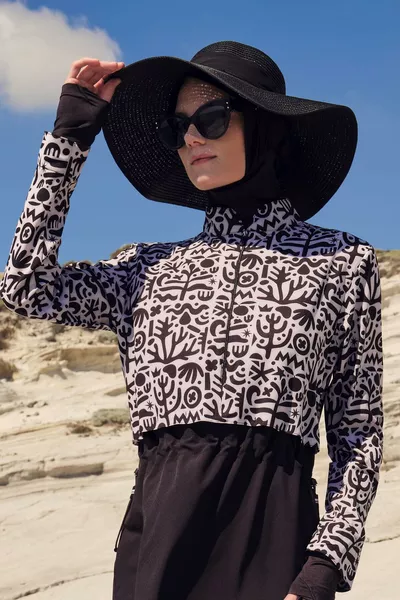 قبعة سوداء من القش مع فيونكة