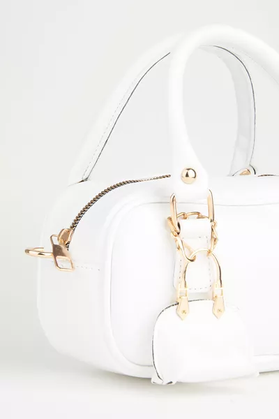 حقيبة يد وكتف نسائية من جلد الروجين بشعار زهرة التوليب البيضاء وتفاصيل الشارم وسحاب للإغلاق