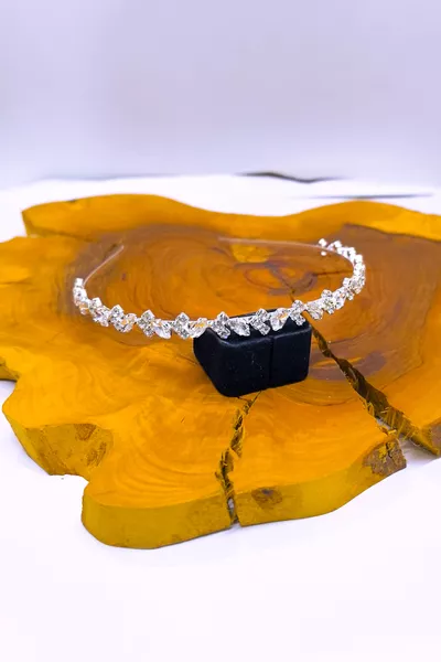 Елегантна и изискана булчинска диадема с кристали и аксесоар за коса