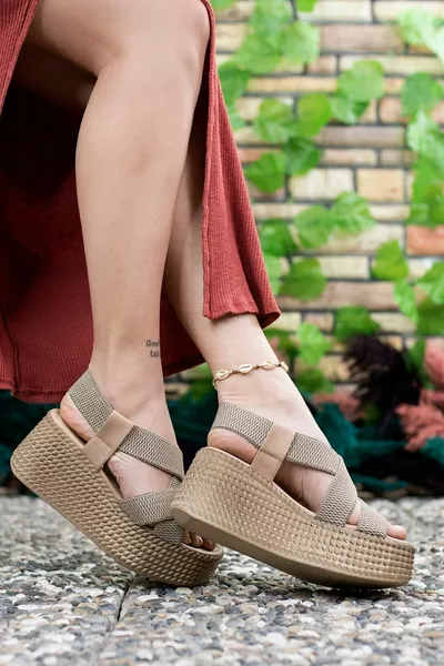 صندل نسائي بكعب عالي من فرو المنك 