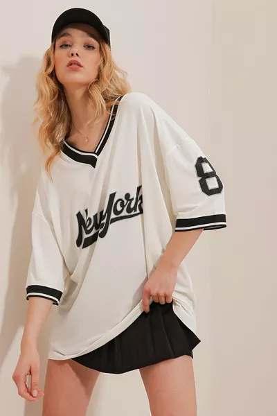 تي شيرت نسائي واسع بحواف مضلعة عند الكم والصدر مع طبعة على الجزء الأمامي 