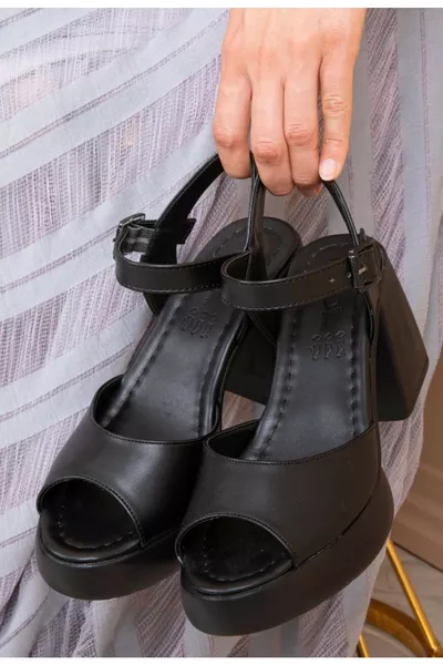 حذاء نسائي بكعب عالي من دارلا بمشبك عند الكاحل