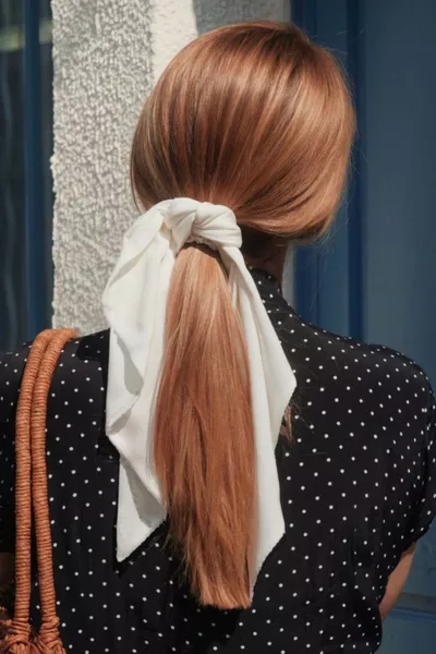 وشاح حريري أبيض للمرأة بمشبك مطاطي