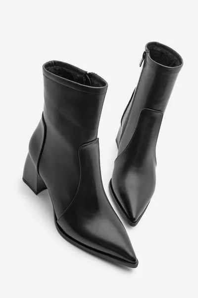 حذاء نسائي روديس أسود بكعب عريض وأنف مدبب