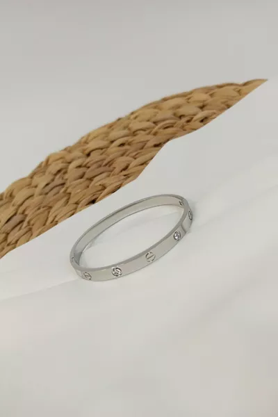 سوار فضي اللون بسوار عريض مزين بالأحجار