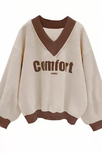 سويت شيرت مريح نسائي بأكمام طويلة بلون بيج، مطبوع عليه شعار Comfort In Paris، وياقة على شكل V، مقاس واسع